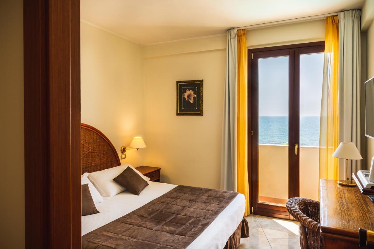Apulia Hotel Taranto Ara Solis Lido Azzurro Exterior photo